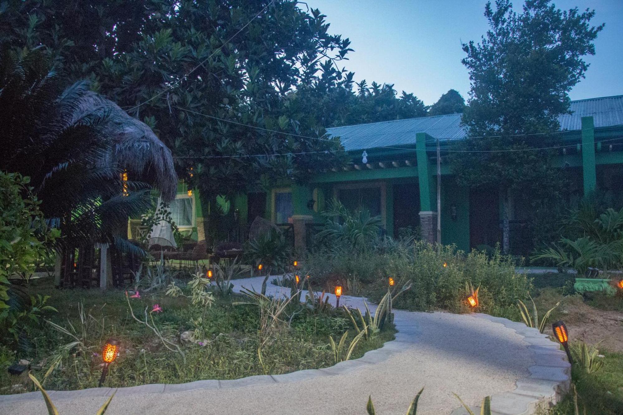 Moonlight Resort Pulau Malapascua Bagian luar foto