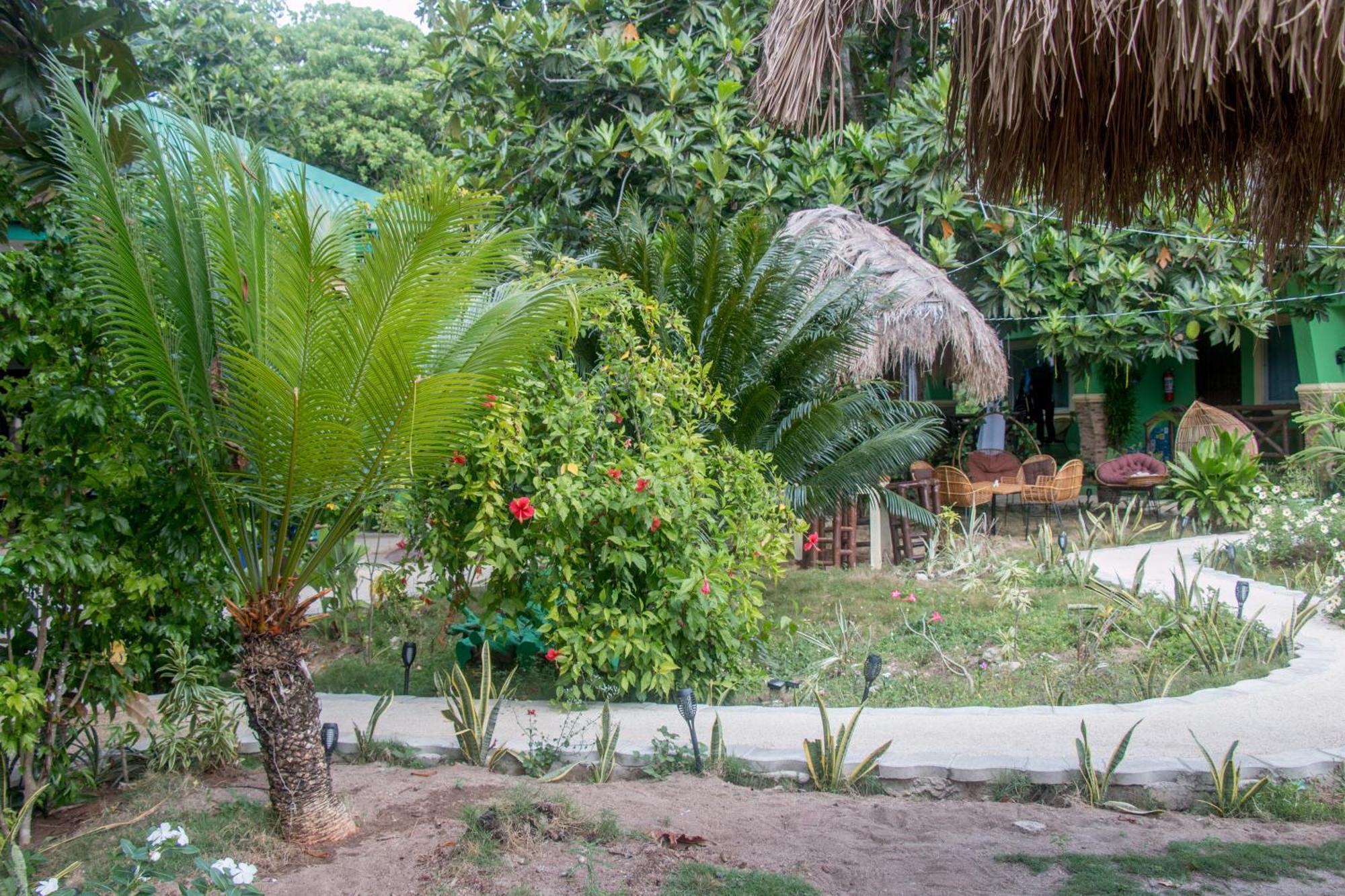 Moonlight Resort Pulau Malapascua Bagian luar foto